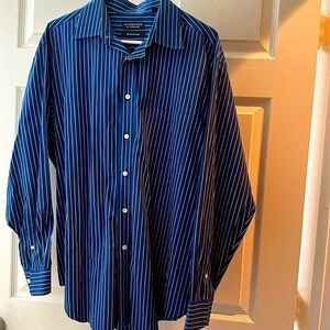 Men’s Large Roundtree & Yorke Button Down Dress Shirt
Royal Blue